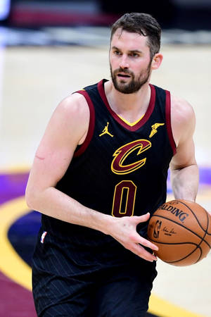 職業籃球運動員在比賽中運球，身穿騎士隊球衣。 — 波士頓塞爾特人 GIF 壁紙