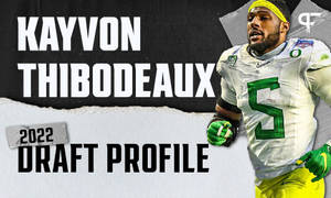 美式足球員 Kayvon Thibodeaux 身穿 5 號球衣，附有選秀簡介文字的行動畫面。
