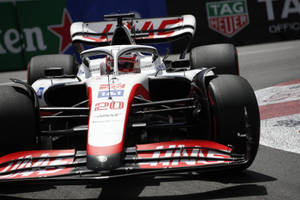 Haas 一級方程式賽車在賽道上進行日間比賽
