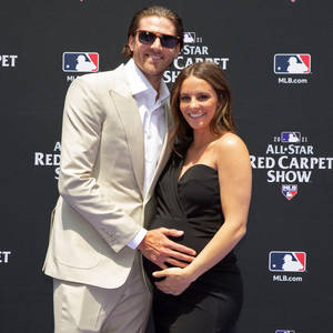懷孕女性和她的伴侶在MLB全明星賽活動中微笑。