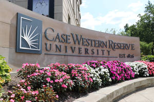 Case Western Reserve University 標誌被盛開的粉紅色和白色花朵環繞。 — 學校 壁紙