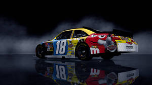 M&M's贊助的NASCAR賽車，號碼18，在工作室燈光下反射在潮濕的表面上。 — 汽車 壁紙