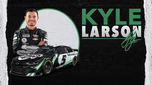 Kyle Larson 著住賽車服，喺佢嘅5號賽車旁邊，有名同簽名。