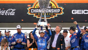 NASCAR車手和團隊以獎盃和彩紙慶祝錦標賽勝利。