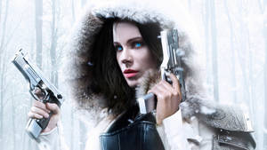 穿著冬季外套的女性在雪地森林中手持兩把手槍。