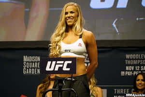 女性MMA戰士在麥迪遜廣場花園的UFC稱重活動中微笑。