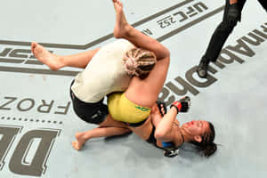 兩名女性拳手在UFC八角籠墊上的纏鬥比賽。