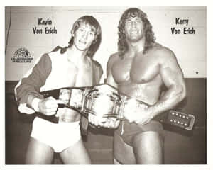 兩位名叫 Kevin 和 Kerry Von Erich 的摔角手持冠軍腰帶。