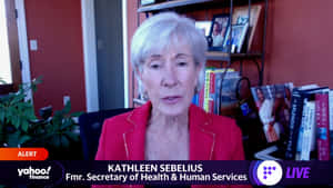 前衛生部長Kathleen Sebelius在家中辦公室接受直播新聞訪問時發言。