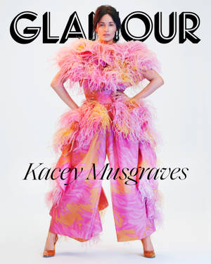 Kacey Musgraves 身穿粉紅色羽毛長袍為《Glamour》雜誌封面擺姿勢。 — 考特妮·卡達夏 壁紙