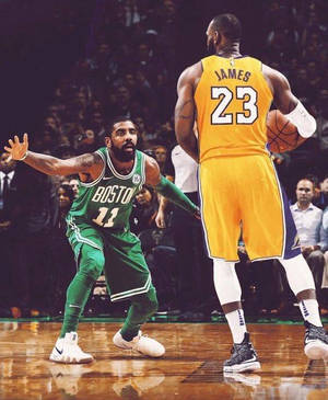 兩名NBA籃球運動員在比賽中，一名綠色球衣的球員防守另一名黃色球衣持球的球員。 — 波士頓塞爾特人 GIF 壁紙