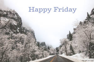 積雪山路、結霜樹木、灰濛天空，帶有『Happy Friday』文字。 — 耶穌受難日 壁紙