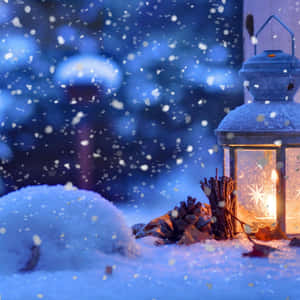 雪地冬夜，地上有一個發光的燈籠和松果。