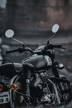 經典黑色 Royal Enfield 電單車，帶有鍍鉻細節，停放在城市環境中。 — Huawei MatePad Air (2026) 壁紙