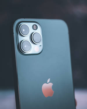 青綠色iPhone 14 Pro，帶有相機模組和發光的蘋果標誌。