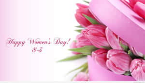 禮物盒中的粉紅色鬱金香，附有「Happy Women's Day 8-3」文字