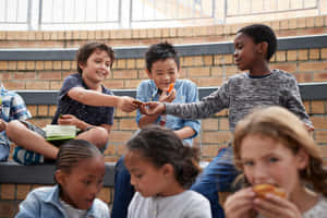 孩子們在戶外磚階上分享零食並大笑。