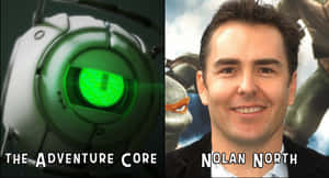 演員 Nolan North 在 Teenage Mutant Ninja Turtle 旁邊微笑，旁邊有一個發光的綠色機械眼睛。 — 傳送門 壁紙