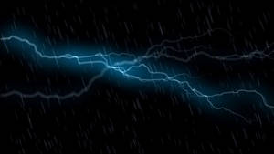 電藍色閃電在雨夜中閃爍。