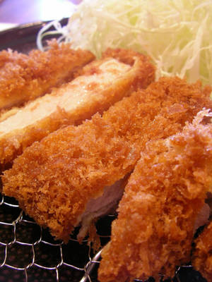 酥脆炸雞排配椰菜絲放在鐵架上。 — 美食 壁紙
