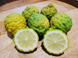 切開和完整的泰國青檸放在木砧板上 — 水果籃 壁紙
