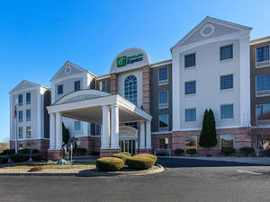 Holiday Inn Express 酒店，白色柱子和磚塊外牆，藍天之下。