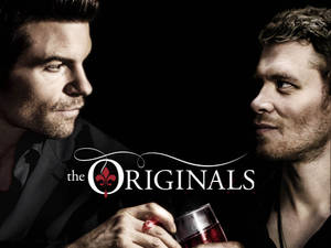 兩個身穿西裝的男子手持帶有「The Originals」標誌的紅色液體，互相凝視。 — 始祖家族 壁紙