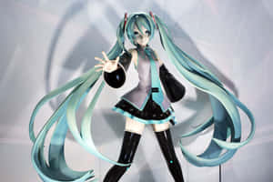 動漫角色人偶初音未來，擁有藍綠色頭髮和黑色服裝，正在擺姿勢。 — 可愛動漫女仔 壁紙