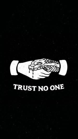一隻手抓住蛇，並帶有 trust no one 字樣