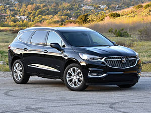 黑色Buick Enclave SUV停在碎石路上，靠近山丘和房屋，日落時分。 — 汽車 壁紙