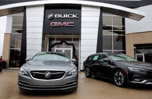 兩輛新車停在Buick GMC汽車經銷商前，帶有聖誕裝飾。 — 汽車 壁紙