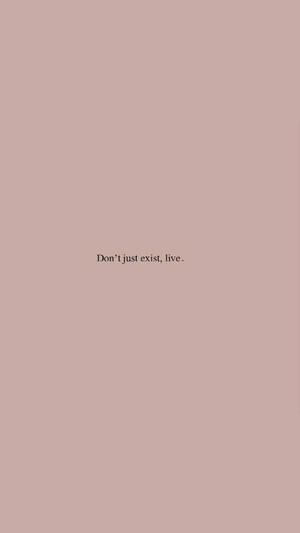 激勵語錄，在紫色背景上寫著「don't just exist live」。