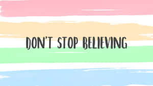 勵志名言 don't stop believing 在粉彩筆觸背景上。