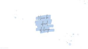 勵志語錄，在淺藍色水彩背景上手寫「never be afraid of change」。