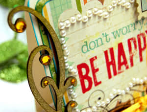 手作勵志卡片，飾有珍珠和金色裝飾，上面寫著「don't worry BE HAPPY」。