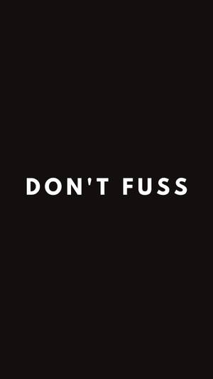 黑色背景上寫著don't fuss的白色文字