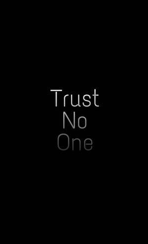文字桌布，黑色背景上以白色顯示「Trust No One」字句。