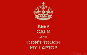 紅色背景上的白色皇冠和文字，寫著 keep calm and don't touch my laptop