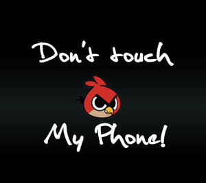 紅色憤怒小鳥帶着憤怒的眼睛在黑色背景上警告「Don't touch My Phone!」。