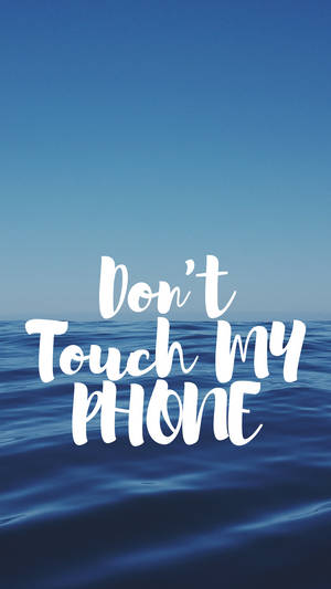 在藍色海洋場景上寫著「Don't Touch My PHONE」的文字。