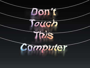 警告標誌以彩虹顏色寫著「Don't Touch This Computer」，懸掛在繩子上。 — 搞笑桌面 壁紙