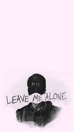 一個人戴著鴨舌帽和連帽衫，臉上帶有「LEAVE ME ALONE」字樣。