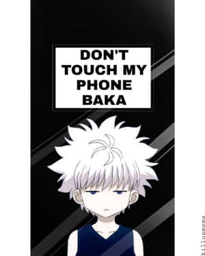 白髮且憤怒表情的動漫角色，站在「DON'T TOUCH MY PHONE BAKA」標誌下。