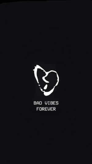 白色心形標誌，下方有文字 bad vibes forever，置於黑色背景上