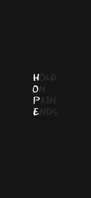 黑色背景上垂直文字寫著 hold on pain ends