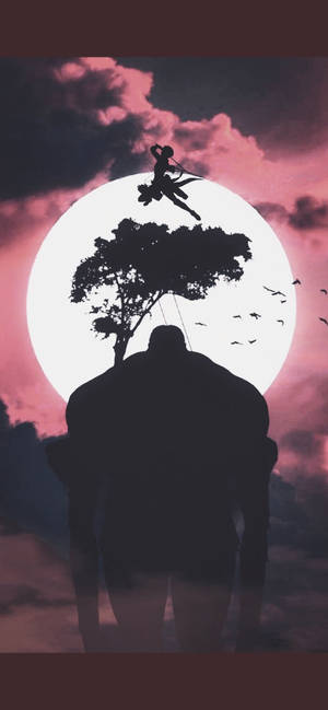 一個背著樹的巨人剪影站在發光的月亮前，一個仙女在飛翔。