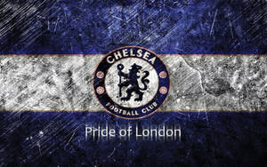 車路士足球會標誌在磨損的藍白條紋背景上，帶有「Pride of London」文字。