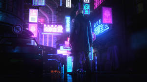一個穿著風衣的男人站在夜晚霓虹燈閃爍的雨巷中。 — 霓虹紫色美學 壁紙