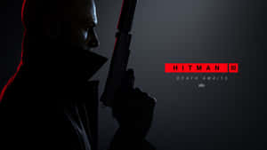 一個陰影刺客手持手槍，帶有紅色高光和Hitman III遊戲標誌。