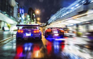 兩輛跑車在夜間雨中的城市裡疾馳，燈光閃爍。